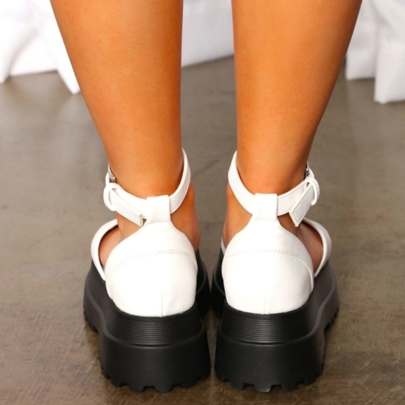 BNWT Fashion Nova Chunky Sandals. Size 7 but fit 7.5 - Picture 6 of 8